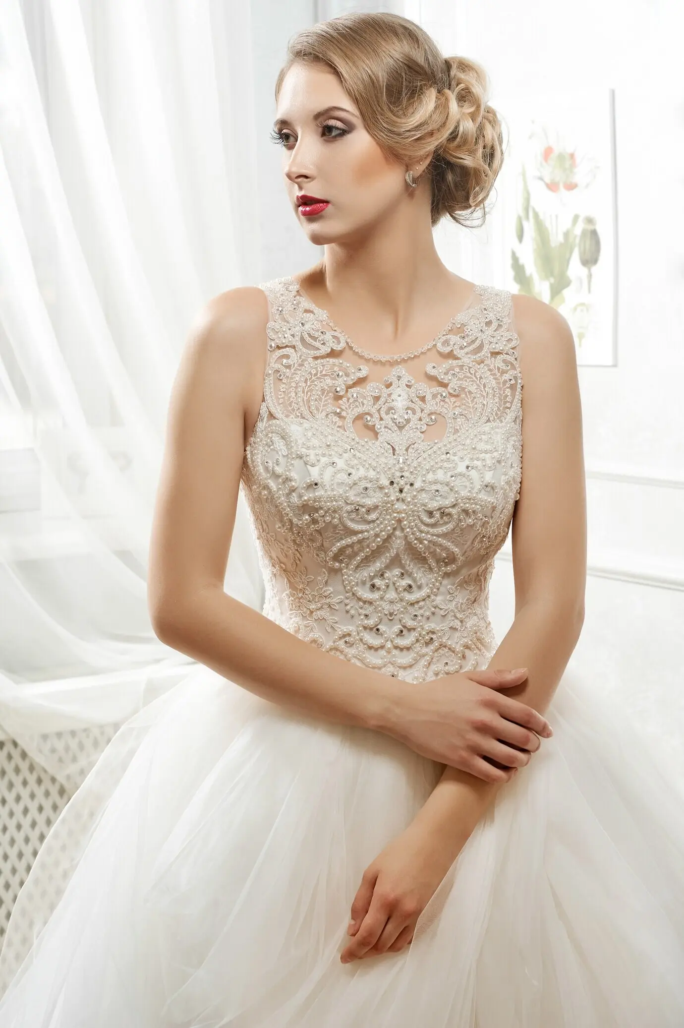 Junge, schöne Braut, eine Frau in einem langen weißen Hochzeitskleid auf Weiß.