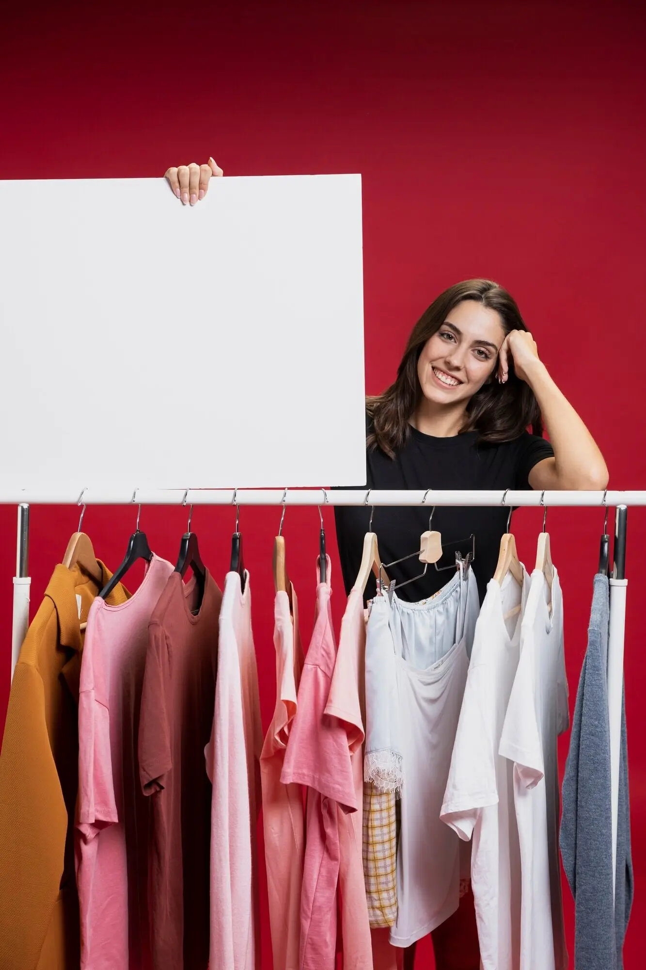 Schöne Frau hält ein leeres Banner-Mock-up.